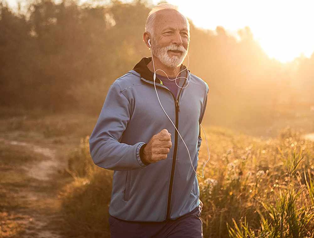 Hombre 50+ paseando