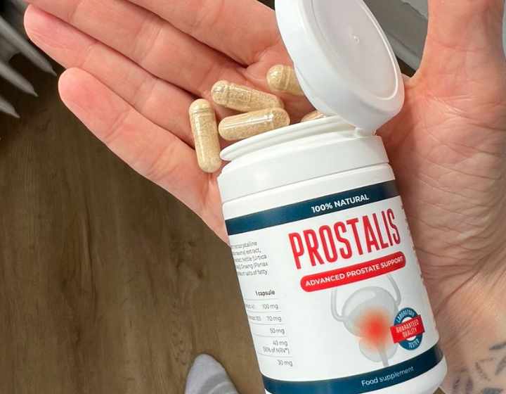 Hombre de 48 años sosteniendo un envase de Prostalis