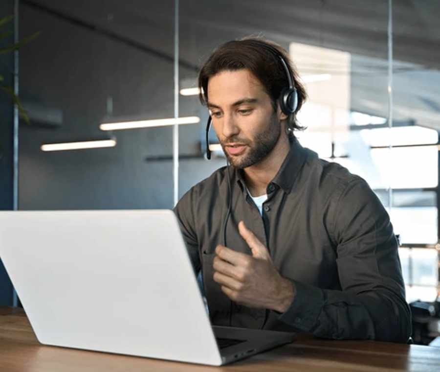 Asesor de soporte con auriculares